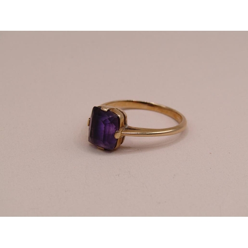 1557 - GOLD AMETHYST COLOURED STONE RING SIZE P 1/2