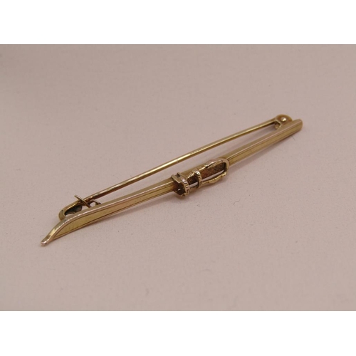 1569B - 9ct GOLD BAR BROOCH IN THE FORM OF A SKI