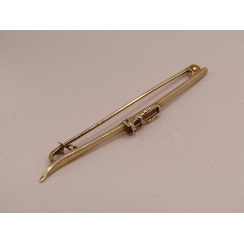 1569B - 9ct GOLD BAR BROOCH IN THE FORM OF A SKI