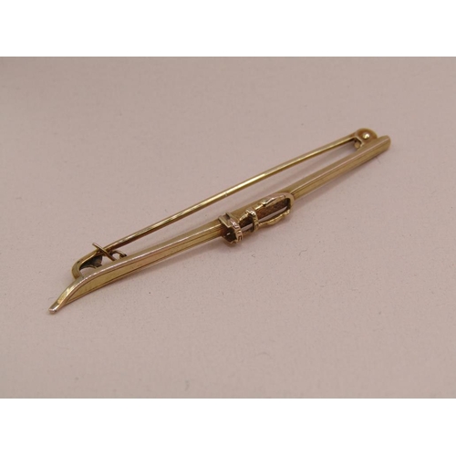 1569B - 9ct GOLD BAR BROOCH IN THE FORM OF A SKI