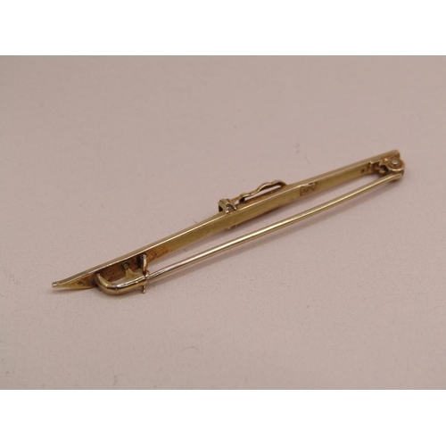 1569B - 9ct GOLD BAR BROOCH IN THE FORM OF A SKI