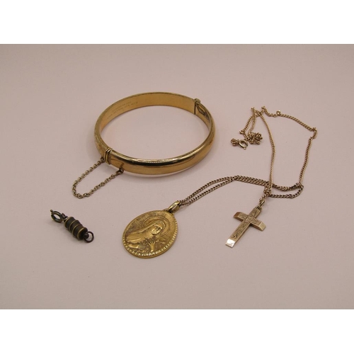 1570 - 9ct GOLD CRUCIFIX AND CHAIN, ROLLED GOLD BANGLE AND A SILVER GILT PENDANT