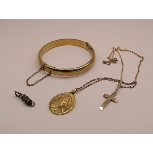 1570 - 9ct GOLD CRUCIFIX AND CHAIN, ROLLED GOLD BANGLE AND A SILVER GILT PENDANT