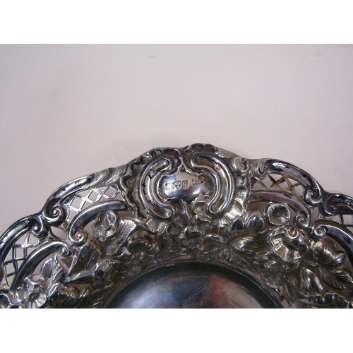 1713 - WALKER AND HALL PIERCED SILVER BOWL CHESTER 1906 10.5ozt