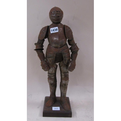 1438 - LATE 19C/EARLY 20C TABLE TOP KNIGHT IN ARMOUR, 47CM H