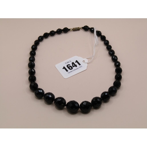 1641 - VINTAGE BLACK GLASS NECKLACE WITH BARREL CLASP