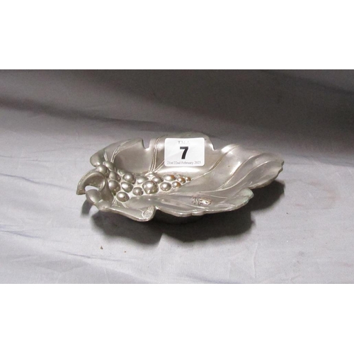 7 - WHITE METAL LEAF DISH