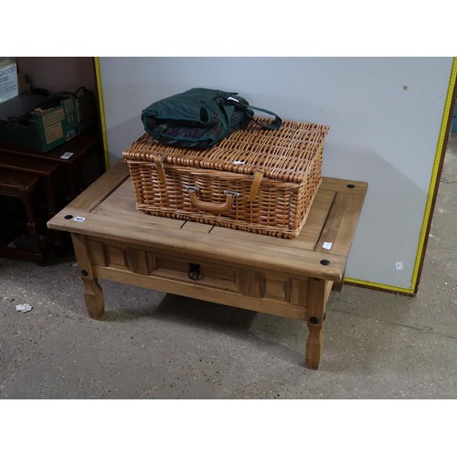 923 - PICNIC HAMPER; TABLE; PICNIC BLANKET