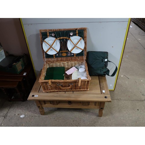 923 - PICNIC HAMPER; TABLE; PICNIC BLANKET