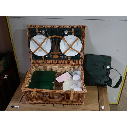 923 - PICNIC HAMPER; TABLE; PICNIC BLANKET