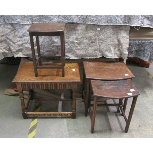 1927 - NEST OF THREE OAK TABLES AND AN OAK COFFEE TABLE