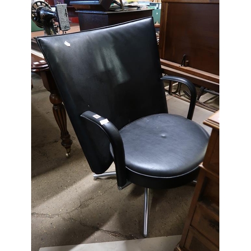 550 - SWIVEL ARMCHAIR