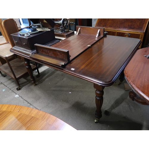 557 - MAHOGANY EXTENDING DINING TABLE