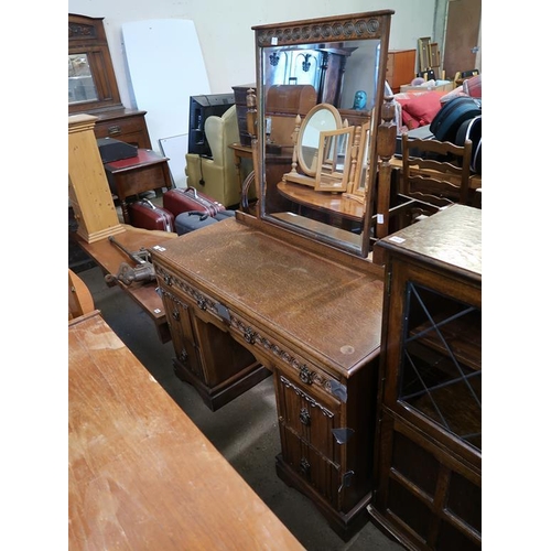 584 - OAK DRESSING TABLE