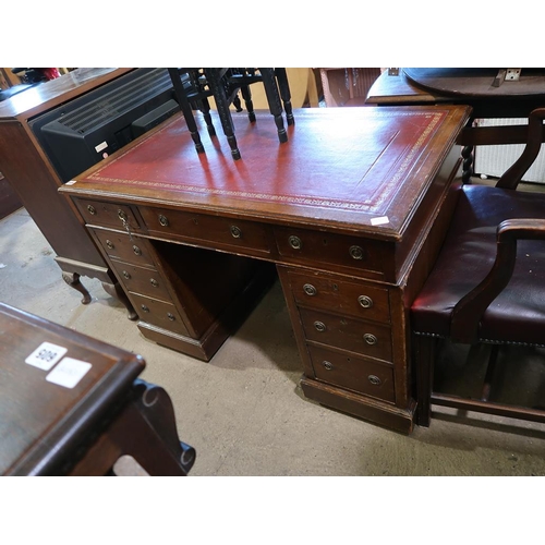 589 - VICTORIAN MAHOGANY DESK