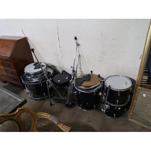 652 - DRUM KIT