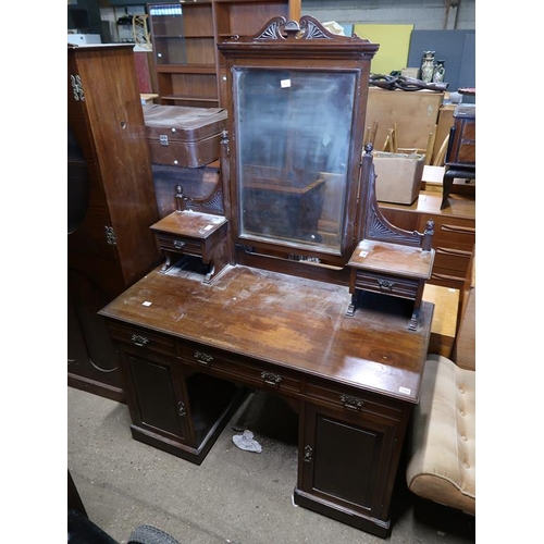 730 - VICTORIAN MAHOGANY DRESSING TABLE