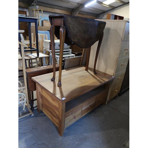 739 - OAK CHEST OF THREE DRAWERS AND A TABLE