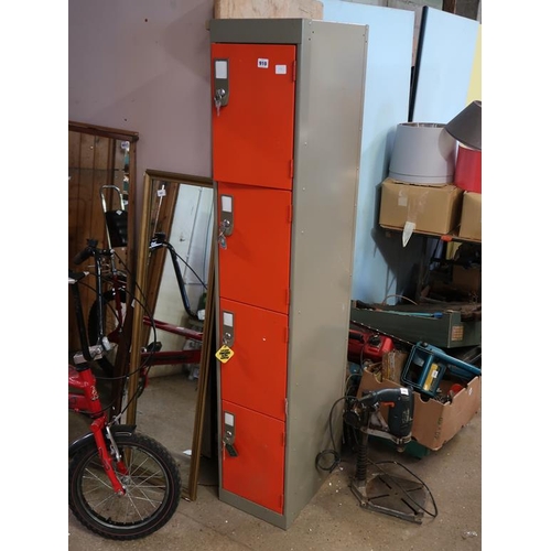 910 - METAL LOCKER