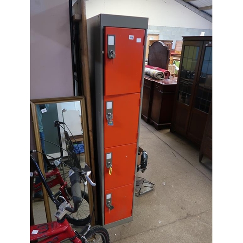 910 - METAL LOCKER