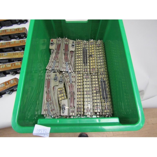 1444 - COLLECTION OF HORNBY OO GAUGE MODEL RAILWAY AND ASSOCIATED
