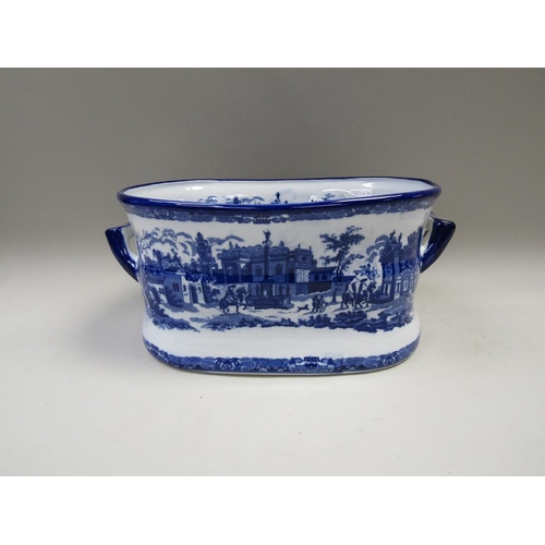 1975 - LARGE BLUE AND WHITE TRANSFER PRINTED FOOT BATH 43cms W