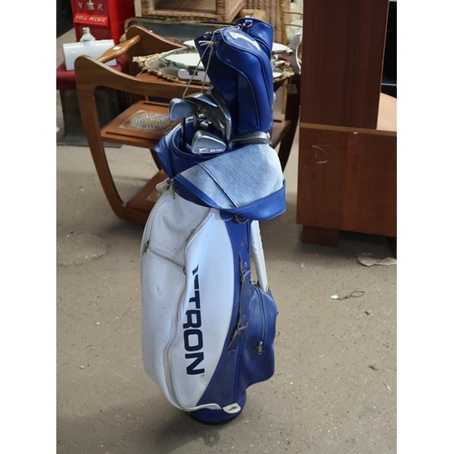 664 - GOLF CLUBS AND BAG