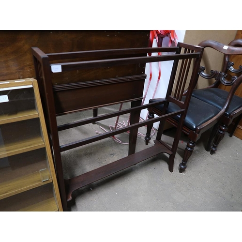 679 - EDWARDIAN MAHOGANY TOWEL RAIL