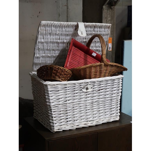 699 - QTY OF WICKER BASKETS