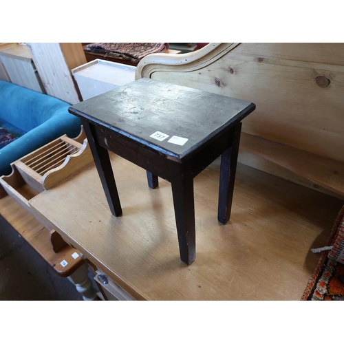 737 - SMALL PINE TABLE