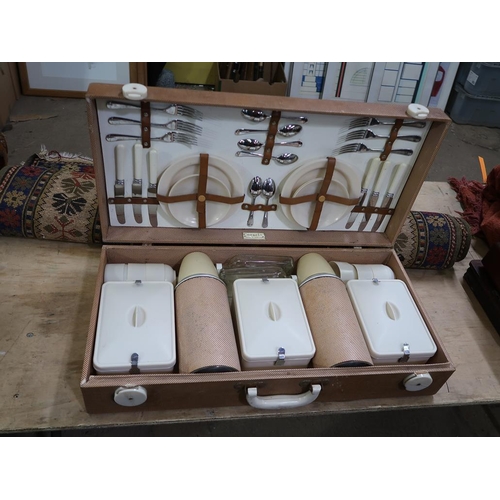 907 - PICNIC SET