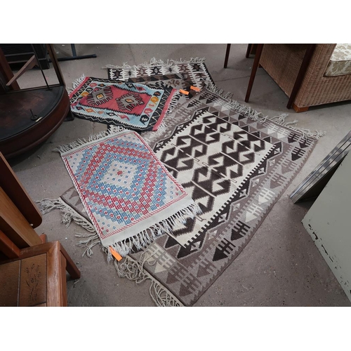 909 - QTY OF RUGS