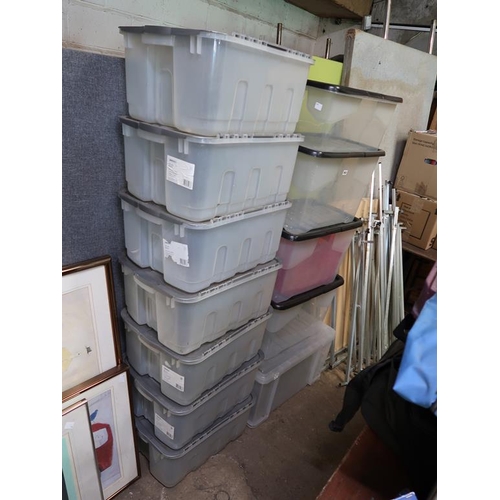 952 - LARGE QTY OF PLASTIC CRATES