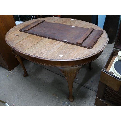 692A - MAHOGANY DINING TABLE