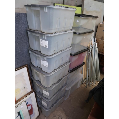 952 - LARGE QTY OF PLASTIC CRATES