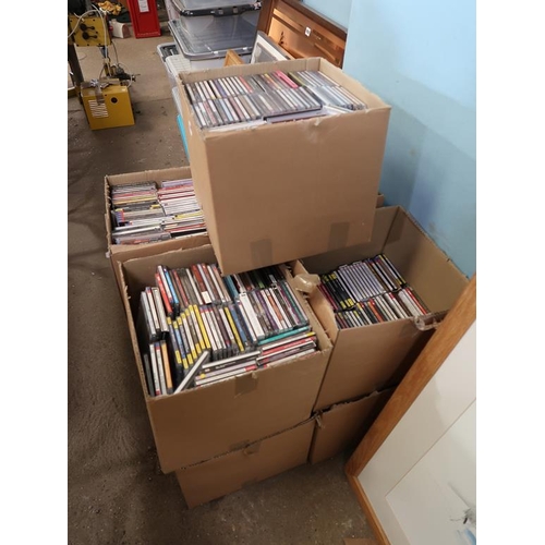 957 - LARGE QTY OF CDs
