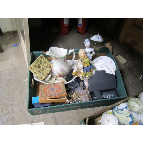 384 - BOX TO INCL WASH JUG AND BASINS, PLATES, FIGURINES ETC