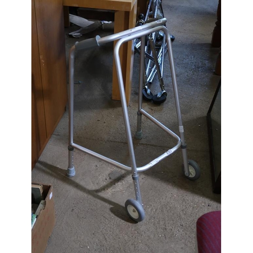 755 - WALKING FRAME