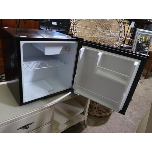 822 - SMALL FRIDGE
