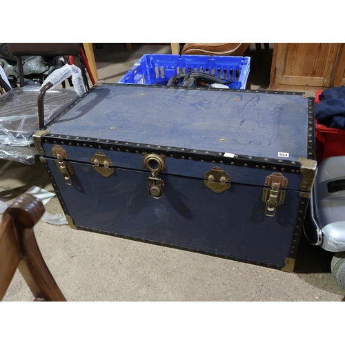 834 - TRAVELLING TRUNK WITH EQUESTRIAN EQUIPMENT