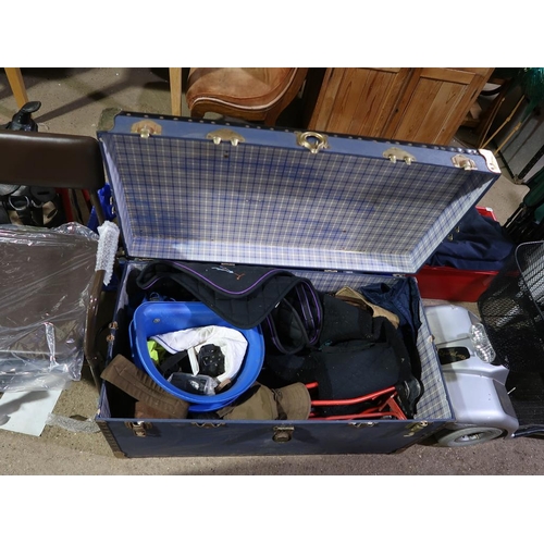 834 - TRAVELLING TRUNK WITH EQUESTRIAN EQUIPMENT
