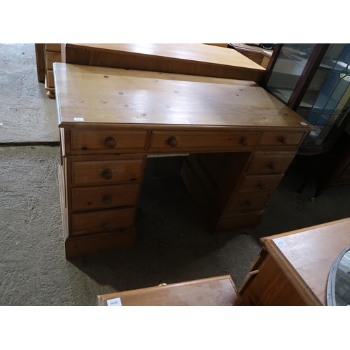 690 - PINE PEDESTAL DESK