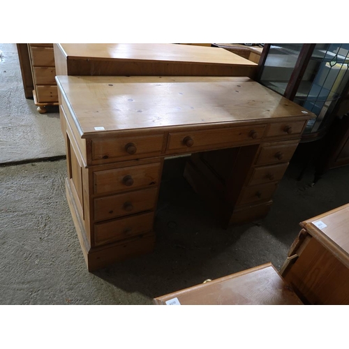 690 - PINE PEDESTAL DESK