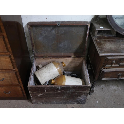 553 - VINTAGE TRUNK AND CONTENTS