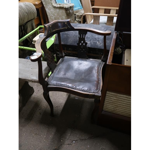 563 - VICTORIAN CORNER CHAIR