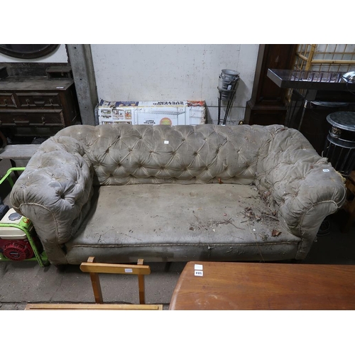 576 - VICTORIAN BUTTONBACK CHESTERFIELD