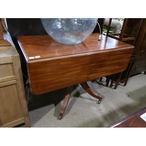 594 - 19C MAHOGANY DROPLEAF TABLE