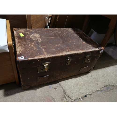 838 - VINTAGE TRAVEL TRUNK
