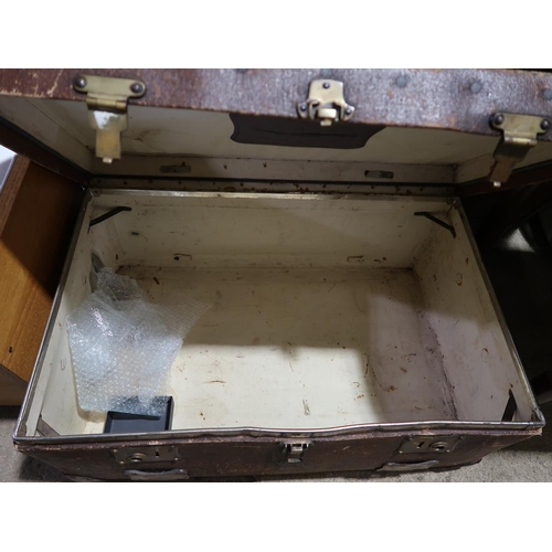 838 - VINTAGE TRAVEL TRUNK