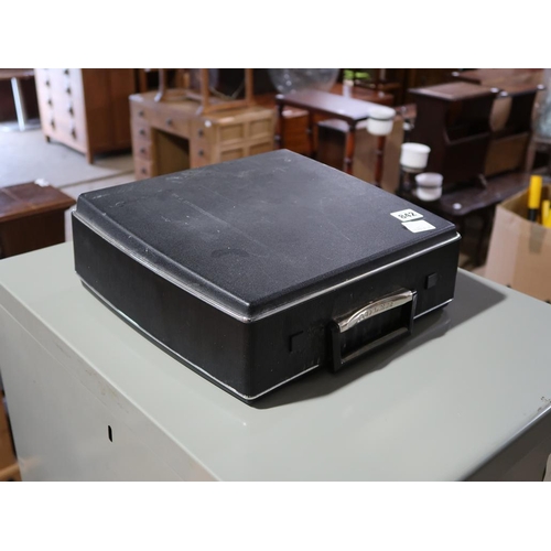 842 - VINTAGE TYPEWRITER